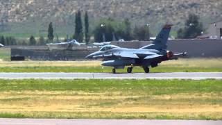 preview picture of video 'Two General Dynamics F-16C Fighting Falcons Take Off From KLMT On Runway 14'