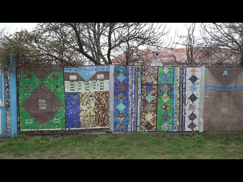 Un bărbat din județul Iași a inventat un gard mirific! Băutorii de bere au contribuit