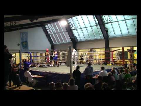 Boxen TuS Syke Leon Fight Club 12 16.06.12 Severyn Zdunowski vs. Ricardo Bürth.mpeg