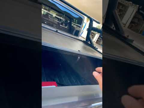 Roll N Lock XT Tonneau Cover & Yakima OverHaul HD Rack On Jeep Gladiator