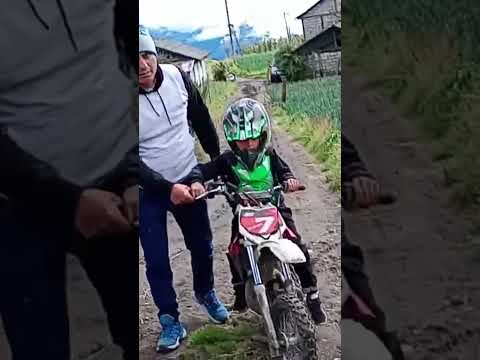 IRRESPONSABILIDAD: NIÑO DE SEIS AÑOS EN MOTO DE CARRERA CON VENIA DE SUS PROGENITORES EN PELILEO