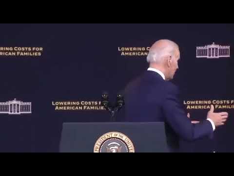 Джо Байден снова попытался пожать руку невидимым друзьям в ходе своего выступления.