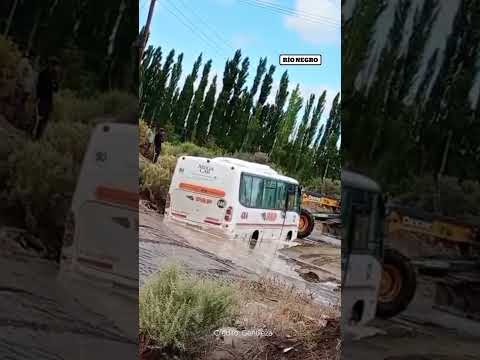 Por el temporal un colectivo quedó enterrado en una calle de Cervantes