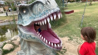 Yusuf ve fatih selim dinozor parkında karıncaya 