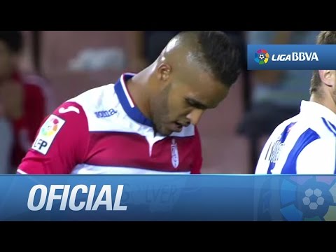 Oier blocando un disparo raso de El Arabi