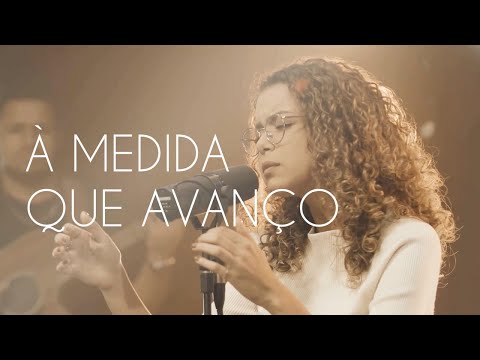 BRUNA MARQUES - À MEDIDA QUE AVANÇO (CLIPE OFICIAL)