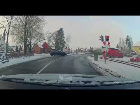 Dashcam-Aufnahme: Auto fährt über Bahnübergang und wird von Zug erfasst