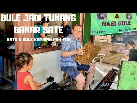 bule-jadi-tukang-sate-bule-suka-hidup-di-kampung