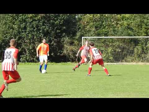 10. Lorenz probeert het van afstand, maar de keeper van Boekoel staat paraat.