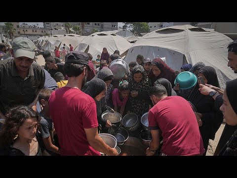 Vertriebene Gazaner leben in Zelten im bombardierten Stadion von Gaza-Stadt