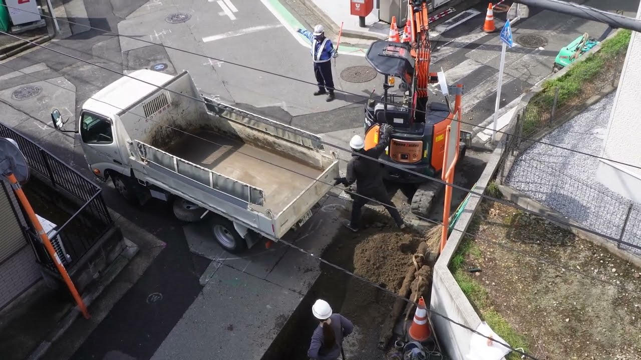 大忙しの道路工事。ショベルカーもトラックもがんばっています！