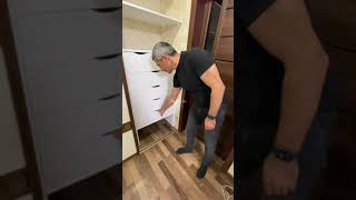 Шкаф купе в гостиной. Шкаф купе на заказ. #шкафкупеволгоград #встроенныйшкафкупе