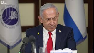 ראש הממשלה נתניהו בהרמת כוסית לראש השנה בשב״כ (עדכוני משרד ראש הממשלה) - התמונה מוצגת ישירות מתוך אתר האינטרנט יוטיוב. זכויות היוצרים בתמונה שייכות ליוצרה. קישור קרדיט למקור התוכן נמצא בתוך דף הסרטון