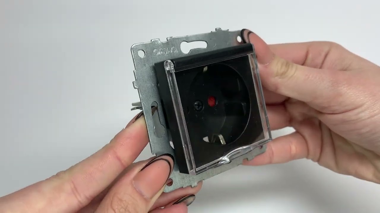 Розетка одинарная с/з с крышкой и защитой от детей OVIVO Grano черный (600-000317-243)