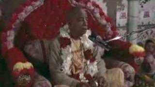 Guru puja, y Prabhupada Cantando