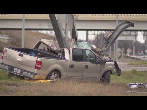 Viral video shows truck losing control before smashing into highway sign in San Antonio