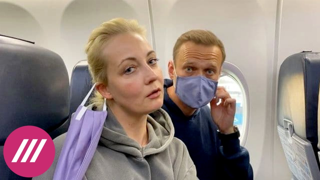 Навальный летит в Москву. Первые комментарии из самолета