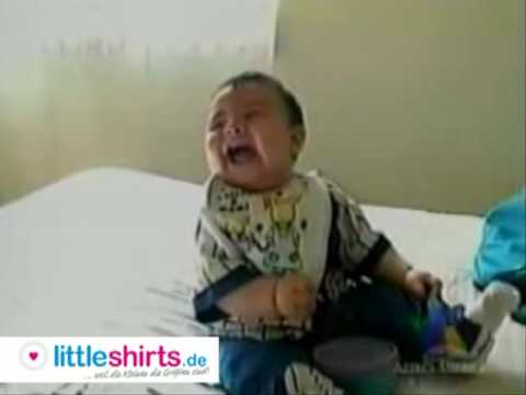 Baby bekommt einen Lachanfall und fällt um.