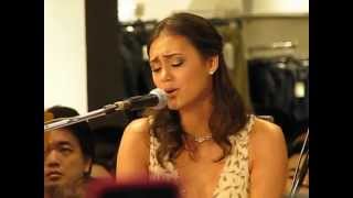 Dia Frampton - Walk Away (Live @Central Chidlom, Bangkok, Thailand)