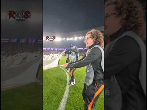 Inilah yang terjadi jika kalian jadi pengibar bendera Liga Champions