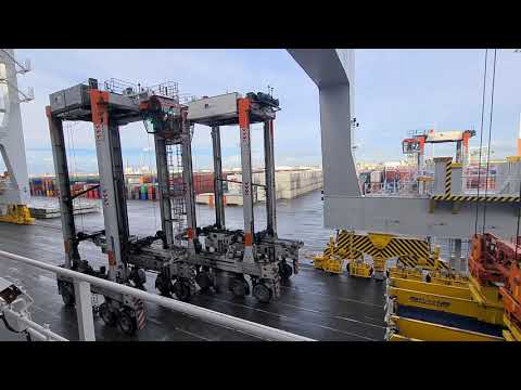 Les quatre portiques de Port 2000 en fonction