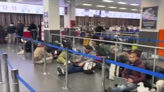 Aeroporto Bergamo, per un guasto in migliaia trascorrono la notte in attesa