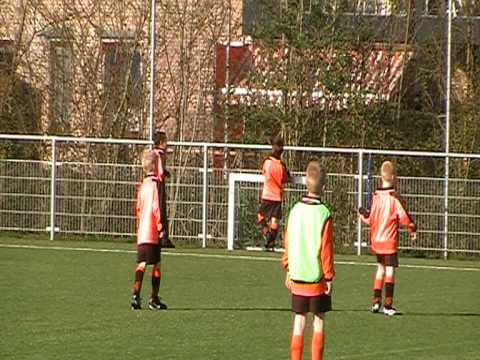 Montfoort F1 - VV De Meern F13 17.4.2010 warming up Ernesto en Daan
