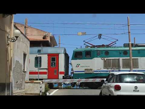 Il LENTO ARRIVO dell'INTERCITYSUN al PASSAGGIO a LIVELLO !