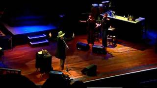 Erykah Badu performing &quot;Woo&quot; Live NYE 2006 atlantic city