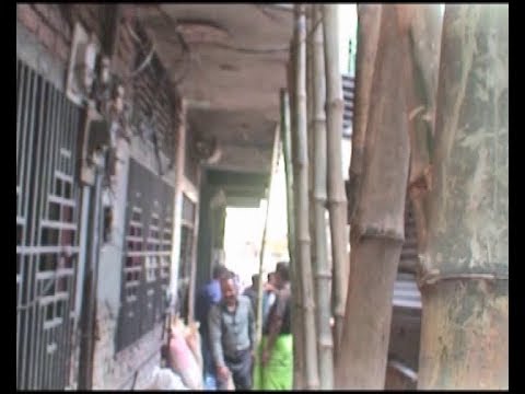 কেরানীগঞ্জে হেলে পড়া ভবন পরিত্যক্ত