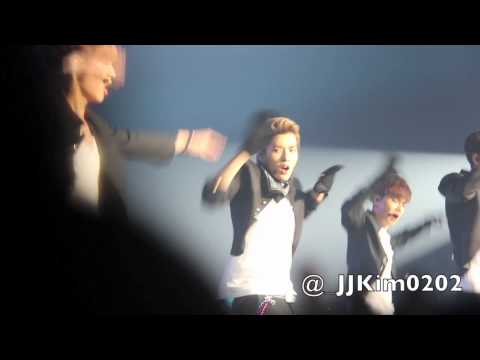 [FANCAM] 131224 F(x) & EXO  - Christmas Wonderland SMWEEK