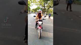 Download lagu GADIS VIRAL || BERANGKAT SEKOLAH NAIK RX KING mp3