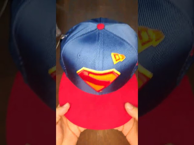 Vídeo relacionado con New Era Gorra ajustada con logotipo de Superman James Gunn 39Thirty, rosso, S-M