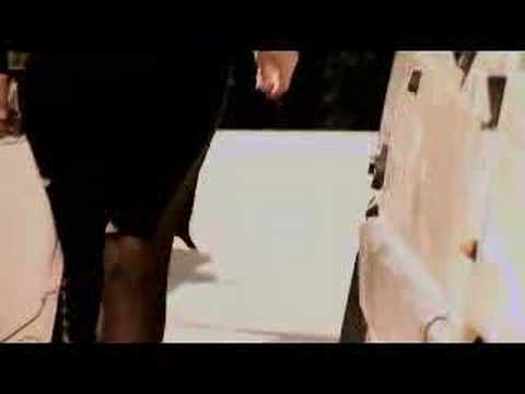 Mann owned von Frau beim einparken