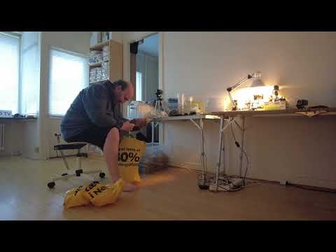 MongoTV_8483 - FLYTTER CAMPINGTING FRA UNDER CAMPINGBORD OG SMIDER 15 KILO GAMMEL PASTA UD