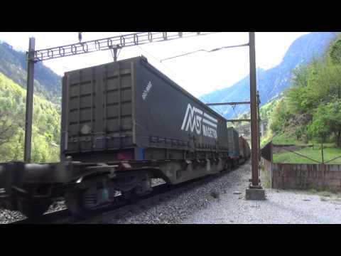 DOPPIA TRAZIONE DI SBB Re CON MERCI A BIASCHINA.(CH) 24 - 4 - 2016