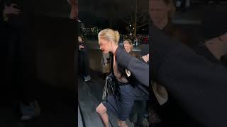 Elsa Hosk chegando ao desfile da Yves Saint Laurent durante a #PFW hoje - 27/02.—#elsahosk