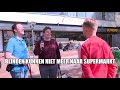 Blinde Ferry mag supermarkt niet in en is woedend