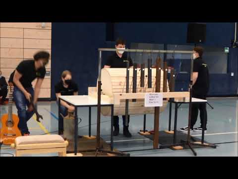 09.07.2020, Eine „Musikmaschine“ begleitet die Abiturentlassung in der Turnhalle.