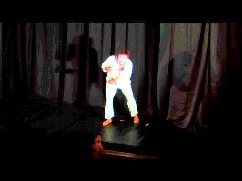 Pantomime JOMI trägt das Kreuz_Der Kreuzweg.avi