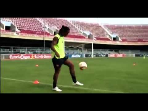 Ronaldinho Gaúcho: Acertando na trave várias vezes de forma intencional.