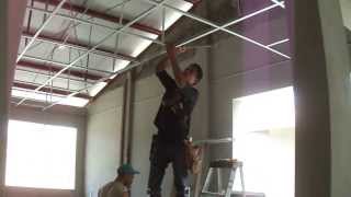 preview picture of video 'San Francisco Libre Zanco-Hombre instalando el Gypsum del Hospital Primario de SFL'