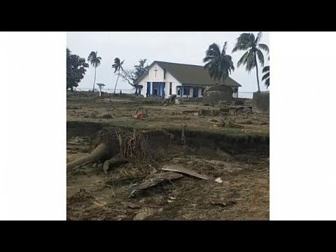 Tsunami aux Tonga : "27 heures dans la mer", un survivant raconte