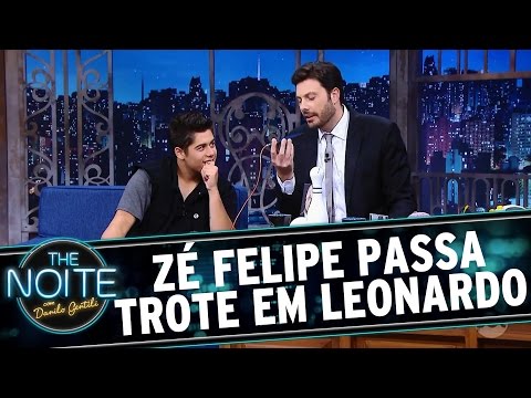 The Noite (07/09/16) - Zé Felipe plays a prank on his father, the singer Leonardo.