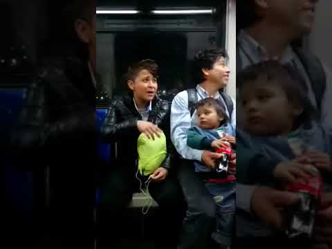 Entra a rapear a tren, pasajera lo reta y vence de forma épica