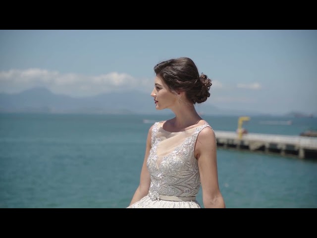 فستان سهرة  تول كلوش مطرز بالكامل ومزين بالستراس