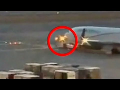 Carro de reboque bate e rasga fuselagem de avião da Boeing.