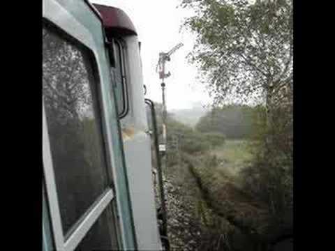 749 vjíždí s rychlíkem do stanice