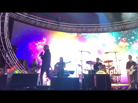 Georgel le da un beso a su esposo en LA Pride Parade and Festiva