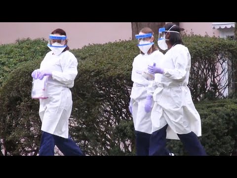 ヒーローの看護師は、他の人を救うために彼らの生活を危険にさらしている (Hero Nurses Are Risking Their Lives to Save Others)